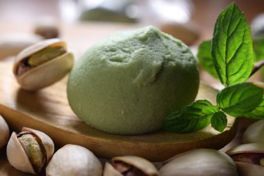 Fıstıklı tatlıyı yakın.