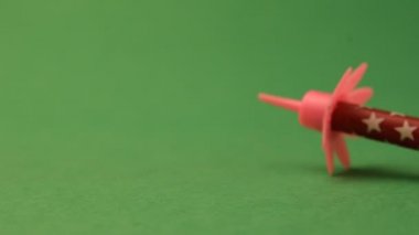 Doğum günü mumunu yakın.