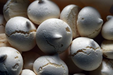 Taze kremalı pastaları yakın.