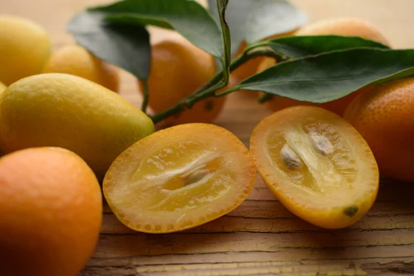 Close Hele Gesneden Kumquats — Stockfoto