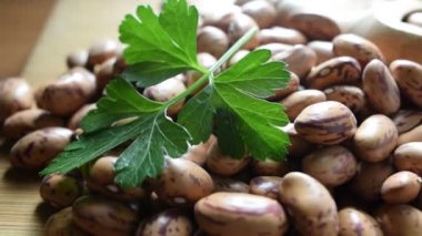 Çiğ fasulyelere yaklaş.