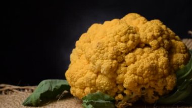 Çiğ sarı karnabahara yaklaş.