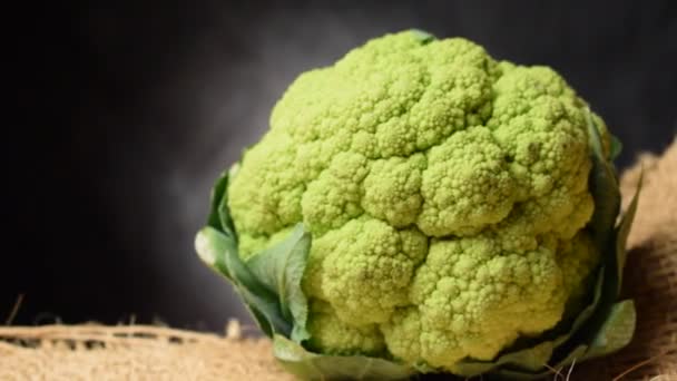 Primer Plano Coliflor Verde Cruda — Vídeos de Stock