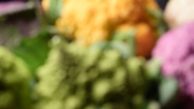 Taze renkli sebzeleri yakın.