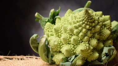 Olgun Romanesco lahanasına yaklaş.