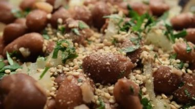 Gomasio soslu fasulye salatasını yakın.