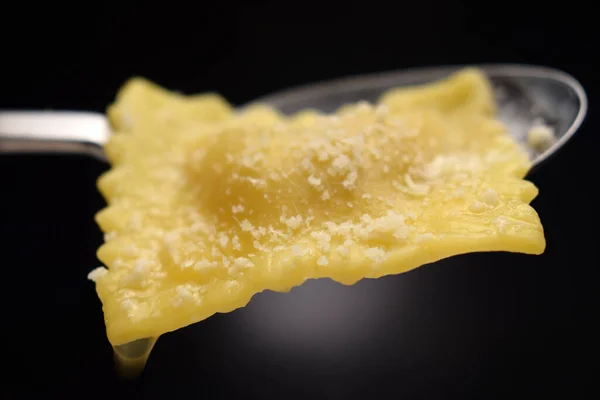 Ravioli ve parmesan çorbası yakın.