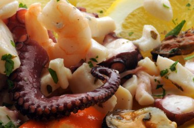 Deniz ürünleri salatasını yakın. 