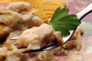 Polenta ile morina balığını kapatın..