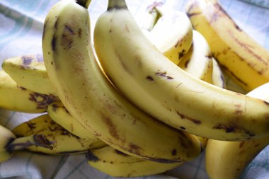 Yaklaş olgun muzlara.