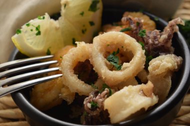 Kızarmış kalamar halkalarını yakın.