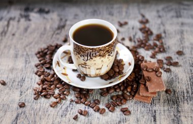 Bir fincan kahve ve çikolata.