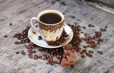 Bir fincan kahve ve çikolata.