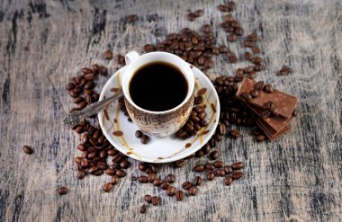 Bir fincan kahve ve çikolata.