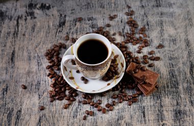 Bir fincan kahve ve çikolata.