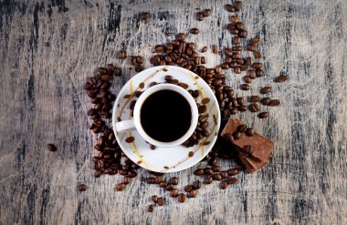 Bir fincan kahve ve çikolata.