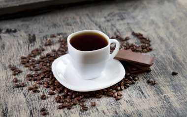 Bir fincan kahve ve çikolata.