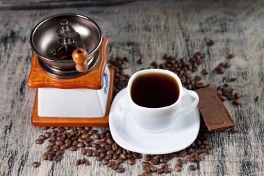 Bir fincan kahve ve çikolata.