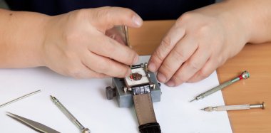 İş yerinde saatçi onarmak belgili tanımlık seyretmek yapar