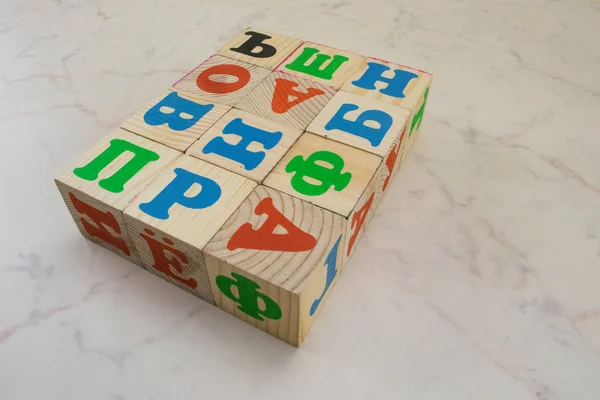 Детские деревянные блоки с русским алфавитом — стоковое фото