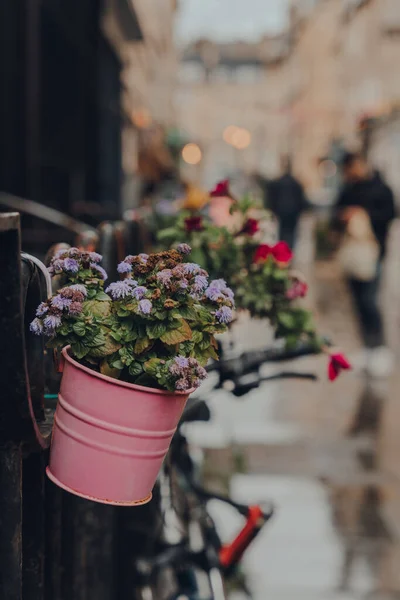 Flower Baskets Street Bath Somerset Selective Focus Unidentified People Background — Stock Photo, Image