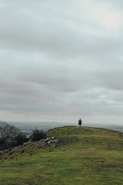 Rear View Unidentifiable Man Dog Walking Top Hill Mendip Hills — Stock Photo, Image