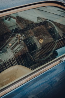 Bath, UK - Ekim 04, 2020: Pininfarina tarafından tasarlanmış ve 1972 ile 1989 yılları arasında üretilen nadir bir model olan Ferrari 412 'nin direksiyon ve gösterge tablosunun penceresinden bakın.