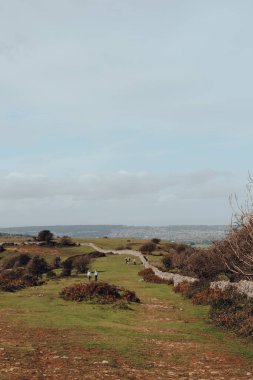 Mendip Hills, İngiltere - 07 Ekim 2020: The Mendip Hills 'te Crook Peak yolunda yürüyen insanlar, Bristol ve Bath' in güneyinde yer alan bir dizi kireçtaşı tepeleri, Somerset, İngiltere.
