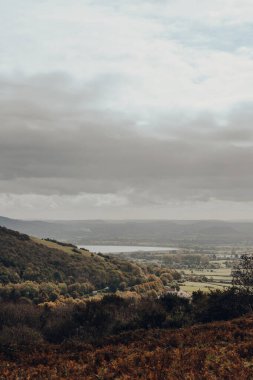 Güneşli bir sonbahar gününde İngiltere, Somerset 'teki Mendip Hills' in tepesinden manzara..