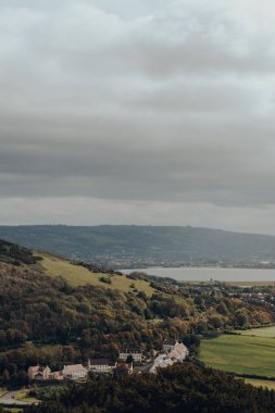 Güneşli bir sonbahar gününde İngiltere 'nin Mendip Hills kentinden Compton Bishop köyünün görüntüsü.