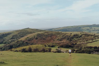 Mendip Hills, İngiltere - 07 Ekim 2020: İngiltere 'nin Somerset kentinde Bristol ve Bath' ın güneyinde yer alan bir dizi kireçtaşı tepesinde koşan yaşlı bir adamın arka görüntüsü.