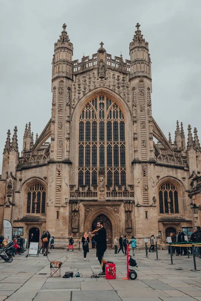 Bath Großbritannien Oktober 2020 Straßenkünstler Spielt Geige Vor Einer Kathedrale — Stockfoto