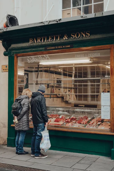 Bath October 2020 Couple Looking Variety Meat Window Barlett Sons — Stock Photo, Image