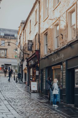 Frome, UK - Ekim 06, 2020: St Catherines Artisan Quarter, İngiltere 'nin Somerset ilçesinde bir pazar kasabası olan St Catherines Artisan Quarter' da maskeli insanlar pazar ve bağımsız dükkanlarıyla ünlü.