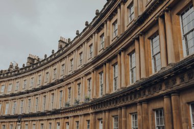 Bath, Somerset, İngiltere 'deki Royal Crescent üzerinde hilal şeklinde tarihi kireçtaşı binalar..