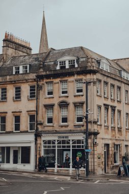 Bath, İngiltere - Ekim 04, 2020: Somerset 'in en büyük şehri olan Bath' da kapalı bir caddede, Roma 'nın yaptığı hamamlardan tanınan insanlar önde yürüyor, hareket bulanıklığı.