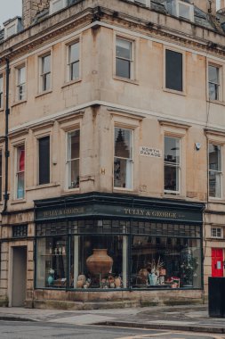 Bath, İngiltere - Ekim 04, 2020: İngiltere 'nin Somerset şehrindeki en büyük şehir olan Bath' da kapalı Tully & George hediye dükkanı cephesi, Roma 'nın inşa ettiği hamamlardan sonra ve adını aldığı.