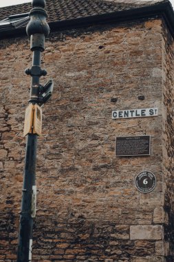 Frome, UK - 07 Ekim 2020: Gentle Caddesi 'nde sokak ismi ve plaket, Frome' da 16., 17. ve 18. yüzyıllardan kalma pek çok evi olan dar ve tarihi bir cadde..