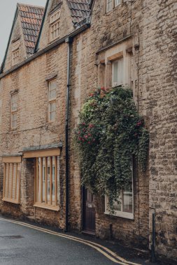 Frome, UK - 07 Ekim 2020: Frome 'daki geleneksel taş ev cephesi, Somerset' in pazar ve bağımsız dükkanlarıyla ünlü bir pazar kasabası..
