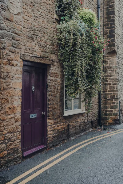 Puerta Delantera Púrpura Una Casa Piedra Tradicional Frome Somerset Reino — Foto de Stock