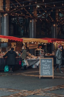 Londra, İngiltere - 19 Kasım 2020: Take Away Only in Borough Market, Londra 'nın en büyük ve en eski gıda pazarlarından biri. Coronavirüs salgınından dolayı koyduğumuz kısıtlamalar.