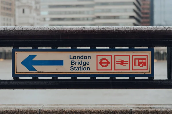 London November 2020 Directional Sign London Bridge Station Fourth Busiest — Stock Photo, Image