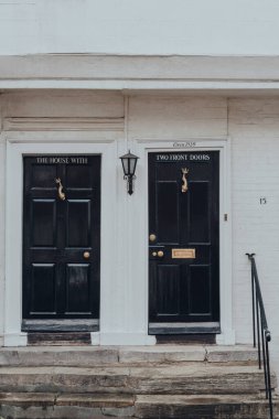 Rye, İngiltere - 10 Ekim 2020: İki Ön Kapılı Ev Girişi, 15. Yüzyıl Denizkızı Caddesi 'nde Yatak ve Kahvaltı, İngiltere' nin en iyi korunmuş ortaçağ kasabalarından biri..