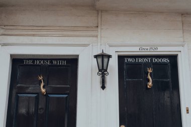 Rye, İngiltere - 10 Ekim 2020: İki Ön Kapılı Ev Girişi, 15. Yüzyıl Denizkızı Caddesi 'nde Yatak ve Kahvaltı, İngiltere' nin en iyi korunmuş ortaçağ kasabalarından biri..