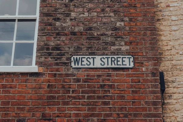 Cartel Con Nombre Calle Una Pared Ladrillo Edificio West Street — Foto de Stock