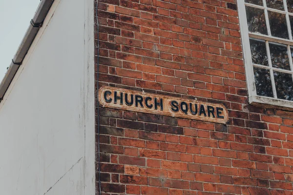 英国イーストサセックス州ライエの教会広場の建物のレンガ造りの壁に街の名前の看板 — ストック写真