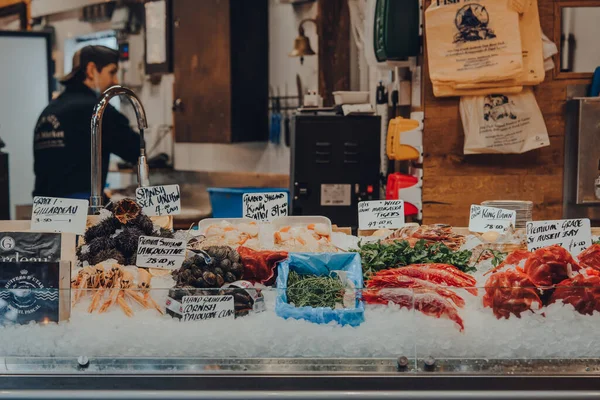 Londra, İngiltere - 19 Kasım 2020: Londra 'nın en büyük ve en eski gıda pazarlarından biri olan Borough Market' teki Shellseekers balıkçı tezgahında satışta olan taze deniz ürünleri çeşitliliği. Seçici odak.