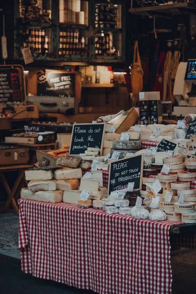 ロンドン 2020年11月19日 チーズとシャルキュトリは ロンドンで最大かつ最古の食品市場の1つであるバラ市場に立っています — ストック写真