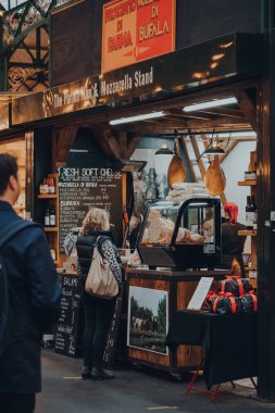 Londra, İngiltere - 19 Kasım 2020: Londra, İngiltere 'deki en büyük ve en eski gıda pazarlarından biri olan Borough Market' teki Parma Ham ve Mozarella standında müşteri.