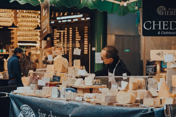 Londres Reino Unido Septiembre 2018 Vendedor Trabajando Puesto Quesos Borough — Foto de Stock